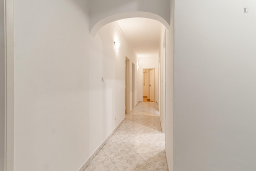 Interior bedroom with double bed and 13 m2 in a 5-bedroom apartment with 2 WC - Gallery - 11