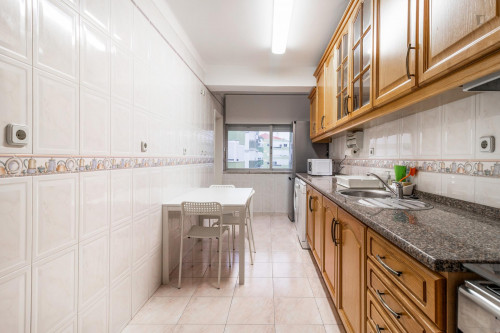 Interior bedroom with double bed and 13 m2 in a 5-bedroom apartment with 2 WC - Gallery - 6