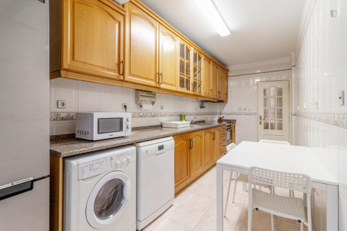 Interior bedroom with double bed and 13 m2 in a 5-bedroom apartment with 2 WC - Gallery - 5