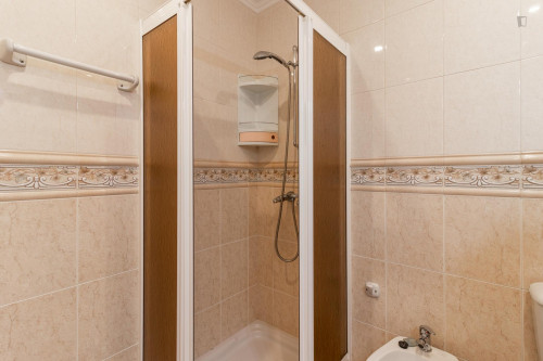 Interior bedroom with double bed and 13 m2 in a 5-bedroom apartment with 2 WC - Gallery - 10