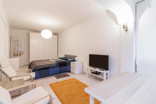 Interior bedroom with double bed and 13 m2 in a 5-bedroom apartment with 2 WC - Gallery - 4