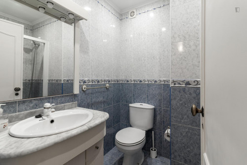 Interior bedroom with double bed and 13 m2 in a 5-bedroom apartment with 2 WC - Gallery - 7