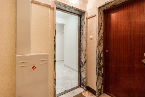 Interior bedroom with double bed and 13 m2 in a 5-bedroom apartment with 2 WC - Gallery - 13