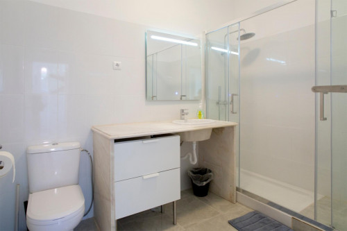 Snug single bedroom in Picoas, central Lisbon - Gallery - 9