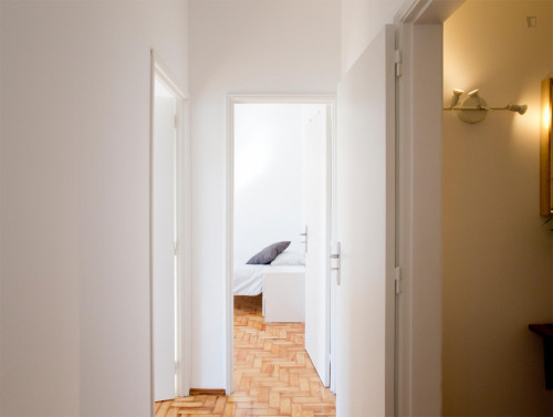 Snug single bedroom in Picoas, central Lisbon - Gallery - 13