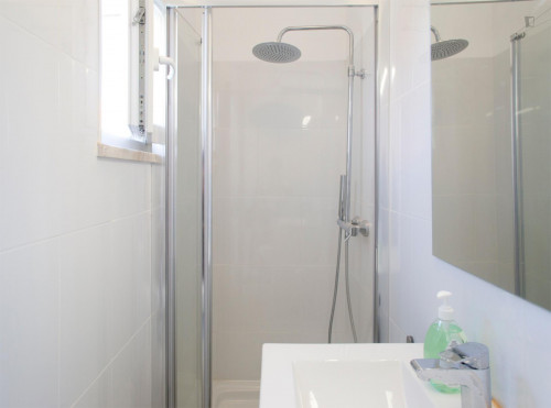 Snug single bedroom in Picoas, central Lisbon - Gallery - 10