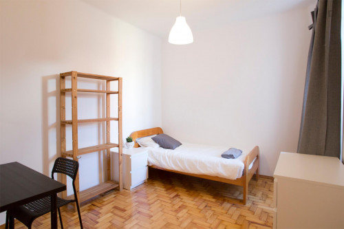 Snug single bedroom in Picoas, central Lisbon  - Gallery -  1