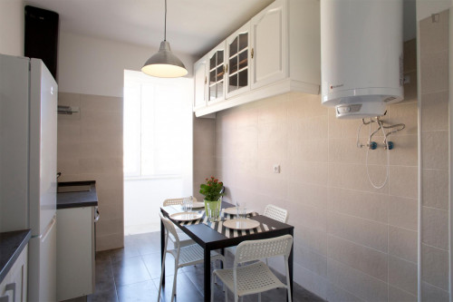 Snug single bedroom in Picoas, central Lisbon - Gallery - 6