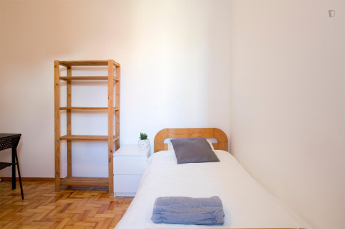 Snug single bedroom in Picoas, central Lisbon  - Gallery -  3