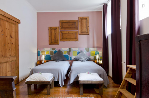 Elegant twin ensuite bedroom in a hostel, near the Paço de Arcos train station  - Gallery -  1