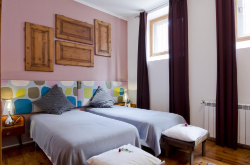 Elegant twin ensuite bedroom in a hostel, near the Paço de Arcos train station  - Gallery -  2