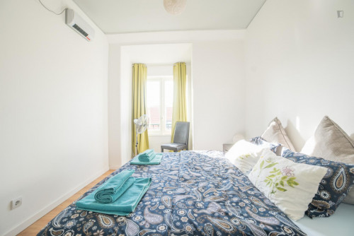 Welcoming suite bedroom in Vistas de Lisboa Hostel - Gallery - 22