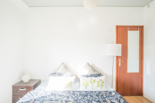 Welcoming suite bedroom in Vistas de Lisboa Hostel - Gallery - 25