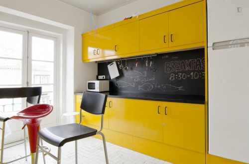 Welcoming suite bedroom in Vistas de Lisboa Hostel - Gallery - 18