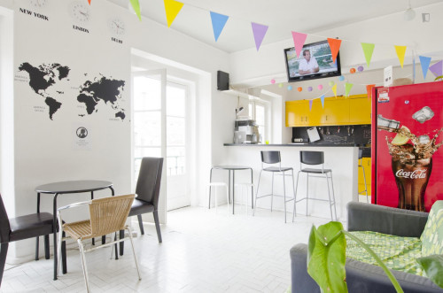 Welcoming suite bedroom in Vistas de Lisboa Hostel - Gallery - 19