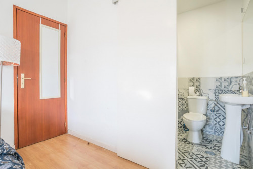 Welcoming suite bedroom in Vistas de Lisboa Hostel - Gallery - 24