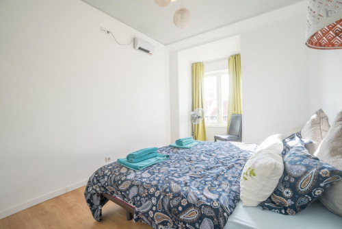 Welcoming suite bedroom in Vistas de Lisboa Hostel - Gallery - 21