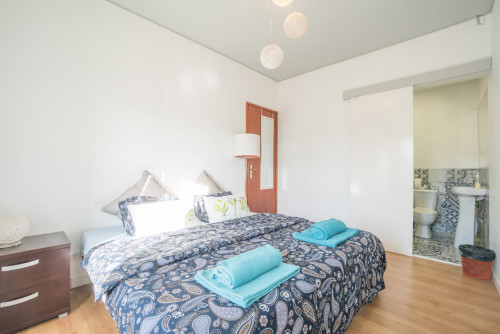 Welcoming suite bedroom in Vistas de Lisboa Hostel - Gallery - 27