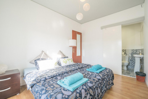 Welcoming suite bedroom in Vistas de Lisboa Hostel - Gallery - 26