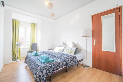 Welcoming suite bedroom in Vistas de Lisboa Hostel - Gallery - 23