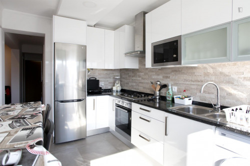 Decent double room near Instituto Superior de Engenharia - Gallery - 6