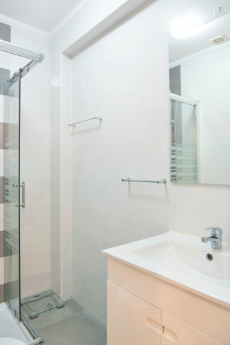 Decent double room near Instituto Superior de Engenharia - Gallery - 10