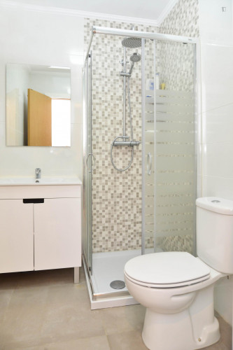 Decent double room near Instituto Superior de Engenharia - Gallery - 11