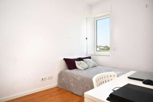 Decent Double Room Near Instituto Superior De Engenharia - 1