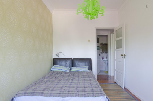Friendly double bedroom near Jardim Zoológico metro station  - Gallery -  1