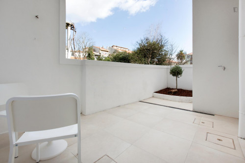 Bright double bedroom not far from Universidade do Porto