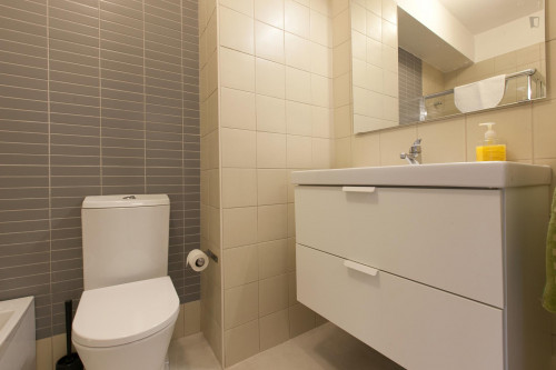 Bright double bedroom not far from Universidade do Porto