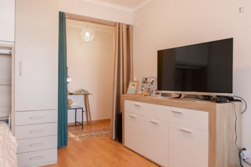 Sunny and spacious 1-bedroom apartment with a balcony in the heart of Porto - Gallery - 10