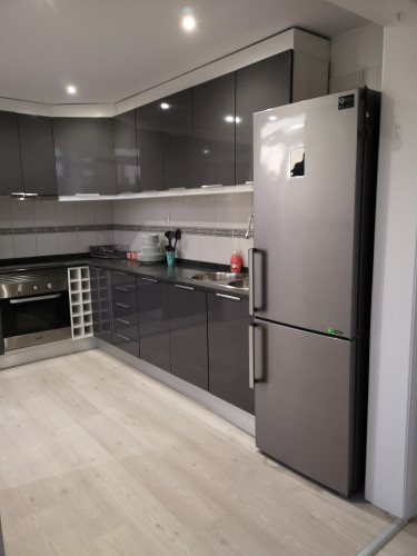Stylish and contemporary double bedroom, in a recently refurbished apartment - Gallery - 15