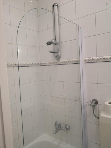 Stylish and contemporary double bedroom, in a recently refurbished apartment - Gallery - 10
