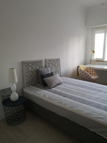 Stylish and contemporary double bedroom, in a recently refurbished apartment - Gallery - 19