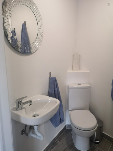 Stylish and contemporary double bedroom, in a recently refurbished apartment - Gallery - 7