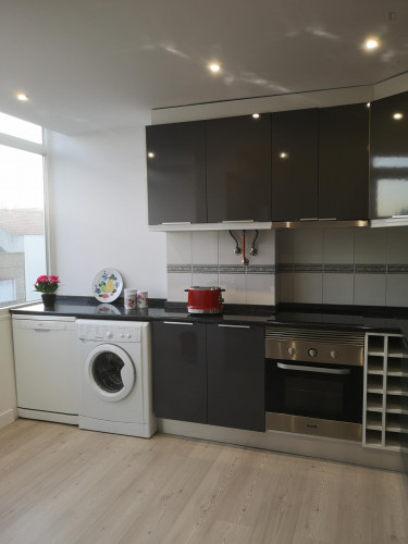 Stylish and contemporary double bedroom, in a recently refurbished apartment - Gallery - 14