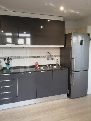 Stylish and contemporary double bedroom, in a recently refurbished apartment - Gallery - 12