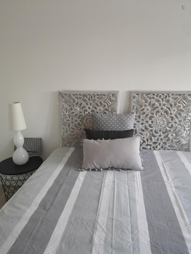 Stylish and contemporary double bedroom, in a recently refurbished apartment - Gallery - 20