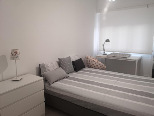 Stylish and contemporary double bedroom, in a recently refurbished apartment - Gallery - 18