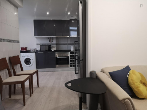 Stylish and contemporary double bedroom, in a recently refurbished apartment - Gallery - 16