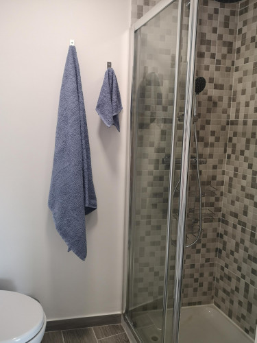 Stylish and contemporary double bedroom, in a recently refurbished apartment - Gallery - 8
