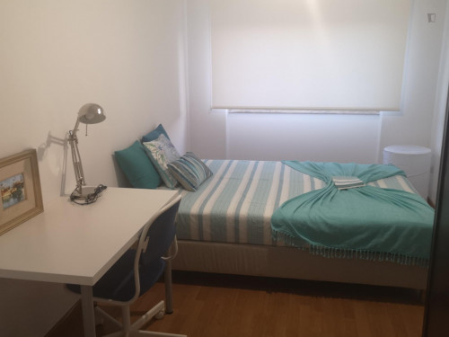 Stylish and contemporary double bedroom, in a recently refurbished apartment - Gallery - 6