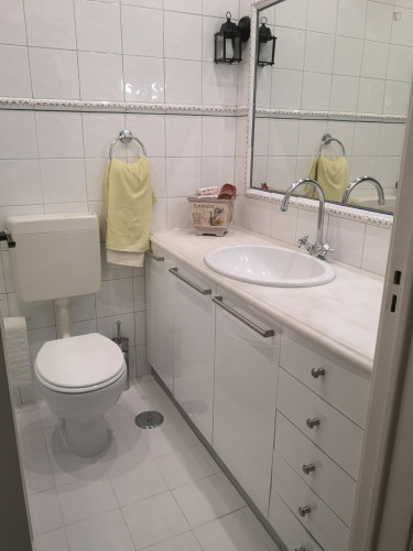 Stylish and contemporary double bedroom, in a recently refurbished apartment - Gallery - 9