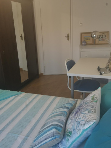 Stylish and contemporary double bedroom, in a recently refurbished apartment - Gallery - 5