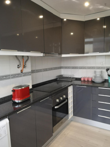 Stylish and contemporary double bedroom, in a recently refurbished apartment - Gallery - 13