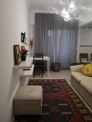 Stylish and contemporary double bedroom, in a recently refurbished apartment - Gallery - 4