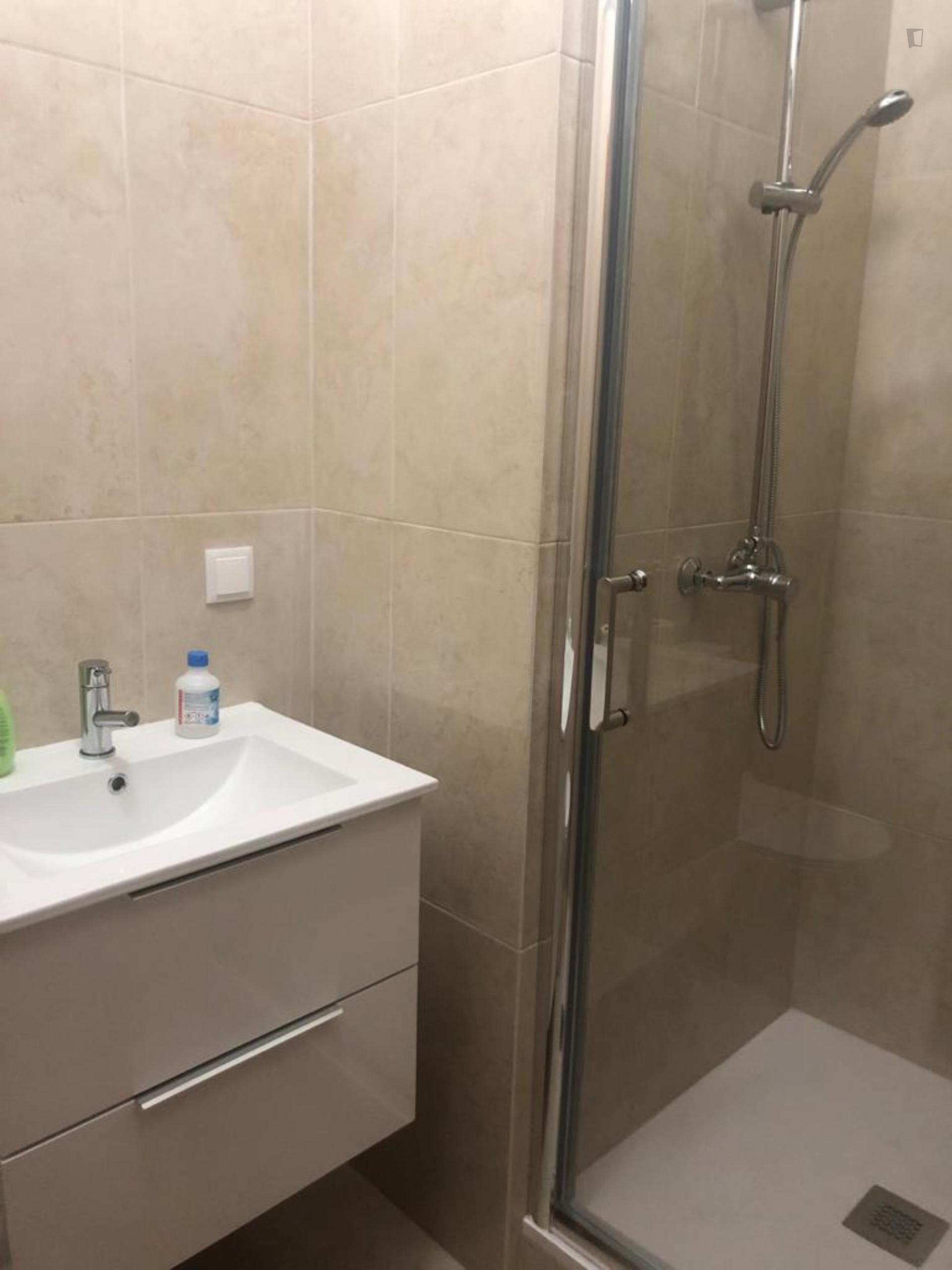 Cosy double ensuite bedroom in Penha de França