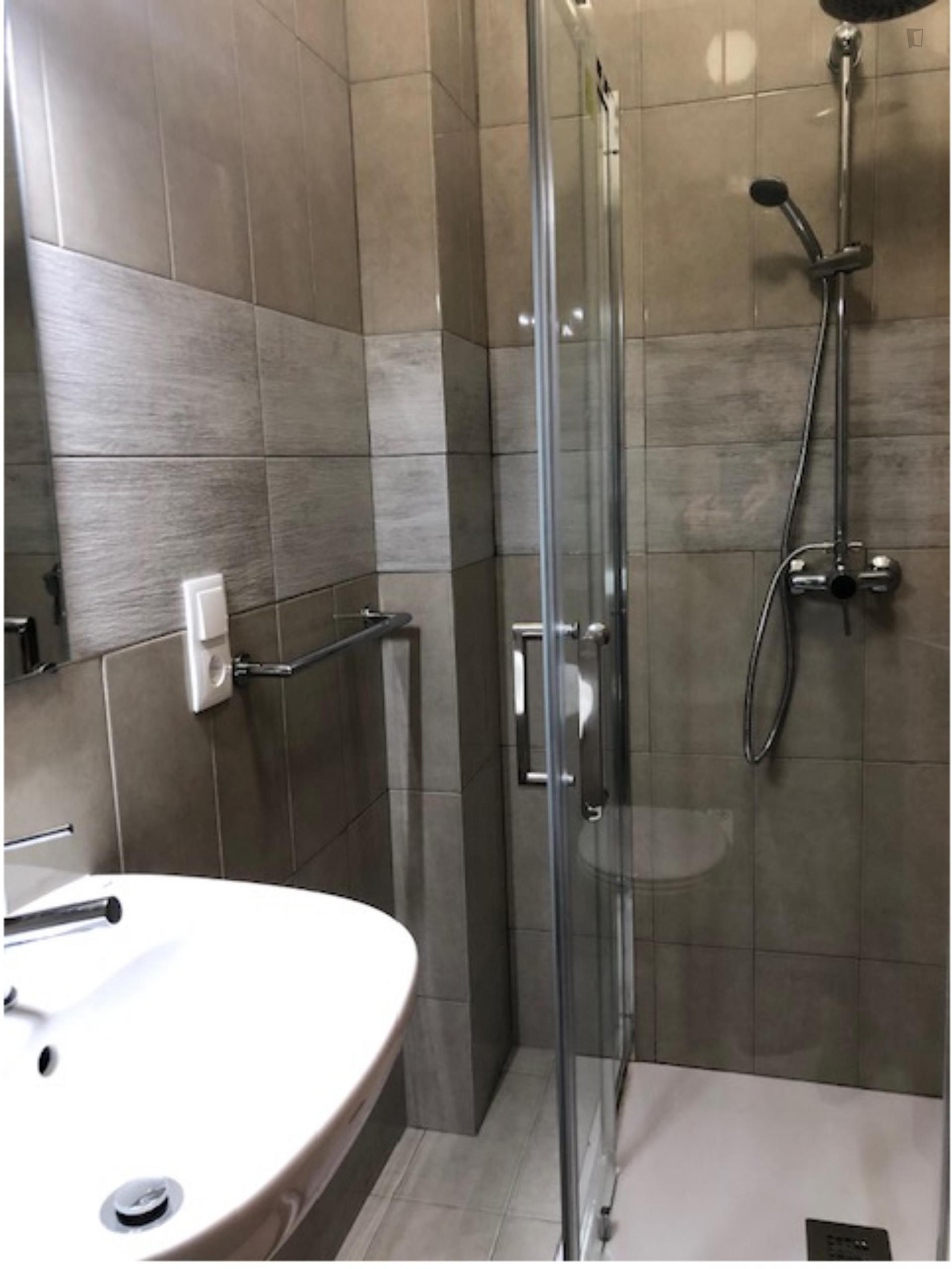 Cosy double ensuite bedroom in Penha de França