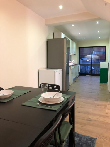 Ensuite bedroom, with private bathroom, in 7-bedroom house - Gallery - 10